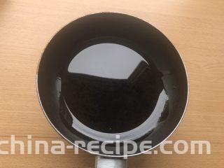 香甜米饭-葱香粢饭糕,锅内倒入油，大火烧至油冒烟。