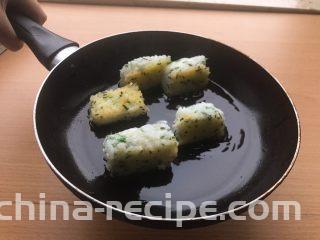 香甜米饭-葱香粢饭糕,等到一面金黄，就可以翻另一面继续煎。另一面金黄后把四周也都往下朝着油煎15秒左右。