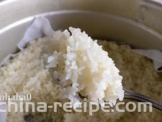糯米红豆糕,蒸好的糯米饭口感软糯、软硬适中，放凉待用。