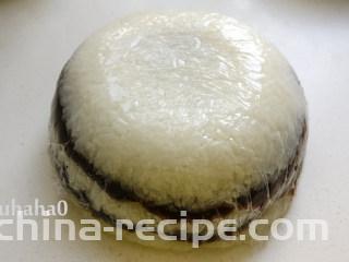 糯米红豆糕,最后铺上一层糯米饭，用保鲜膜包好，倒扣出来就是一个糯米红豆糕。