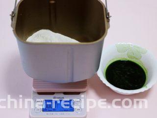 翠玉猪肉韭菜饺子,榨好的菠菜汁过滤后称重备用，面包桶里放入称重的中筋面粉。