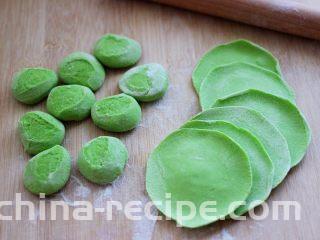 翠玉猪肉韭菜饺子,摁扁后用擀面杖擀成圆形薄面皮。
