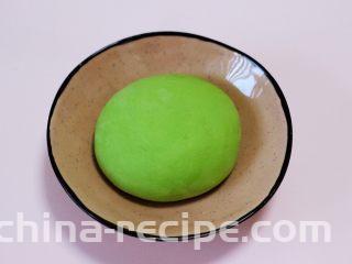 翠玉猪肉韭菜饺子,和好的的面团用手揉圆后，静置30分钟。