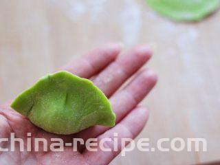 翠玉猪肉韭菜饺子,包成自己喜欢的饺子模样即可。