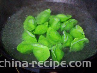 翠玉猪肉韭菜饺子,锅中倒入适量清水煮沸后，把包好的饺子放入锅中，大火煮沸后点少许清水，反复3次，直至看见所有的饺子漂浮在水面上即可关火。
