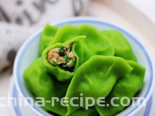 翠玉猪肉韭菜饺子,好吃又营养的翠玉猪肉韭菜饺子就出锅啦，嘻嘻，宝贝忍不住偷偷咬了一口。