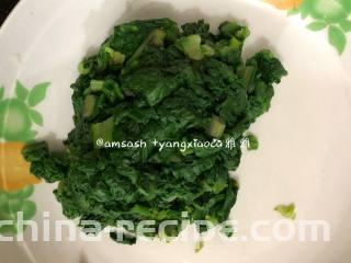 南瓜饺子,捞出来的茼蒿过一下冷水，让菜快速冷却这样菜才不会变黄，然后把菜挤干水分，之后把菜切碎