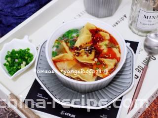 南瓜饺子,最后撒上葱花和辣椒油，这个按个人的喜好而来调整