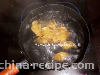 南瓜饺子,锅里坐水烧开，把饺子放入锅中