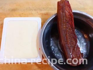 腊肉蒸豆腐卧蛋,准备一块嫩豆腐和腊肉备用