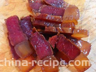 腊肉蒸豆腐卧蛋,腊肉处理好切成片状