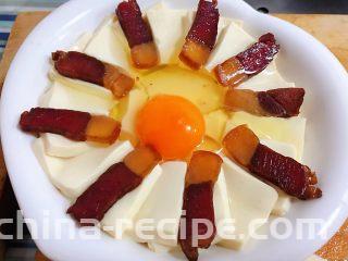 腊肉蒸豆腐卧蛋,中间打入一个鸡蛋
