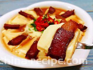 腊肉蒸豆腐卧蛋,腊肉搭配嫩豆腐入口即化唇齿留香
