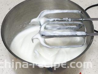 奶油戚风蛋糕,继续搅打50圈，蛋白变白，变得细腻光滑，加入最后的15克细砂糖。