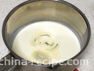 奶油戚风蛋糕,淡奶油中加入盐和细砂糖10克，用打蛋器低速搅拌均匀。