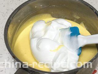 奶油戚风蛋糕,取三分之一的蛋黄进蛋白中。
