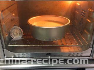 奶油戚风蛋糕,烤箱预热至150度，模具送入烤箱，烤制40分钟。