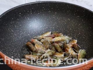 潮汕海鲜粥,锅中倒入适量的食用油烧热，放入虾头