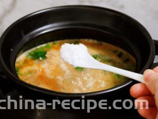 潮汕海鲜粥,再根据个人口味加入盐调味即可