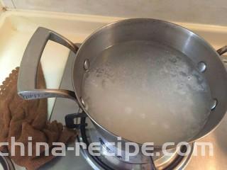 超鲜虾鱼片粥,放一锅水，小火慢慢炖煮。
