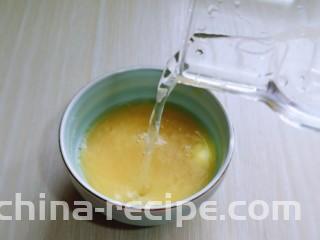 迷你小油条,加入适量纯净水，搅拌均匀。