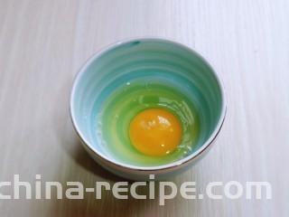迷你小油条,鸡蛋磕碗里。
