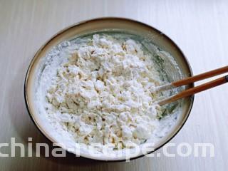 迷你小油条,搅拌成絮状。(水量可以根据实际情况增减，总之揉成面团即可)