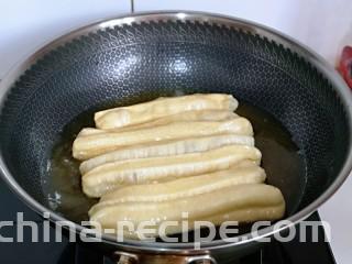 迷你小油条,锅中加入食用油，待油温7.8成热时，将油条胚放入油锅中 （有些人总问如何判断油温！很简单，可以用一小块面测试，面团放入锅中，立刻漂浮上来，油温即可）