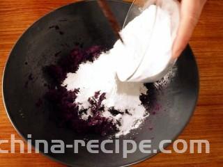紫薯糯米丸子,再倒入适量的糯米粉。