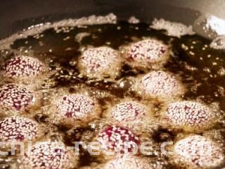 紫薯糯米丸子,等到丸子漂浮起来以后再转中火炸丸子。炸到丸子表壳变硬即可捞出控油。
