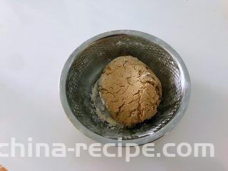黑豆渣窝窝头,面不要太软，稍硬一些，不然不好成型，豆渣没给出重量是因为豆渣的量有水份多少不好算，我的豆渣是带豆浆的，不是特别干的那种，因为没有过滤，直接倒出了上面的豆浆。揉成面团，盖好，饧发二十分钟。