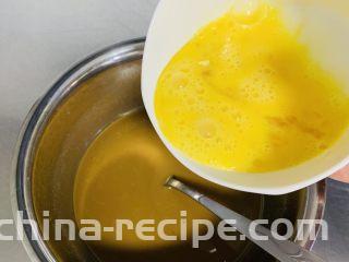 红糖马拉糕,融化好的红糖水凉凉，加入蛋液搅拌均匀。