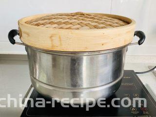 红糖马拉糕,凉水入锅，水开计时30分钟，我加了竹子蒸盖，放置水蒸气滴入面糊中。