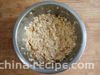 燕麦坚果能量棒,加入即食燕麦和奶粉，搅拌均匀。