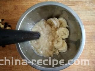 燕麦坚果能量棒,香蕉剥皮后切片，放入容器中用擀面杖倒成香蕉泥。