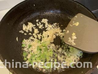 鸡蛋西红柿打卤面,再次倒入油，把油热好，放入葱头和蒜粒翻炒出味