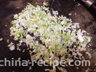 香菜抱蛋饺,
大葱也剁成碎粒，姜切成蓉