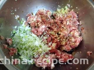 香菜抱蛋饺,
五花肉剁成肉馅 加盐、五香粉、白胡椒粉、蚝油、生抽、葱碎、姜碎搅匀