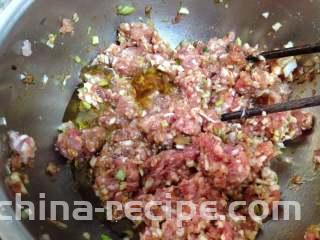 香菜抱蛋饺,
再加入葱油搅拌均匀，葱油就是用大葱和香料熬制，最后过滤的油，可提香去腥