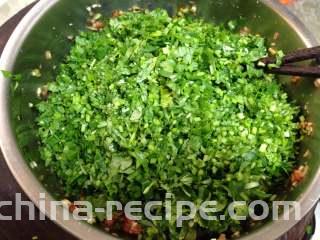 香菜抱蛋饺,
最后把香菜碎用香油拌一下，这样的目的是使香菜不出水