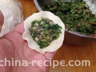 香菜抱蛋饺,
取饺子皮一个，填入适量馅，饺子皮可以自己擀，也可以买现成的