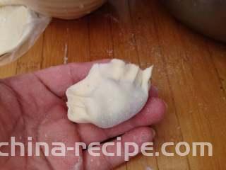 香菜抱蛋饺,
先对折，再把边缘捏紧即可