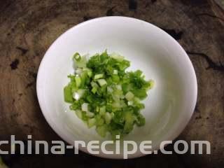 香菜抱蛋饺,
香葱切成碎粒