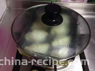 香菜抱蛋饺,
倒入高过饺子1/3的水，加盖开始小火慢焖