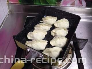 香菜抱蛋饺,
放入饺子煎至底部定型