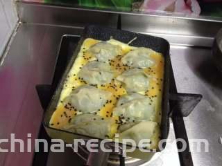 香菜抱蛋饺,
煎至水干时倒入蛋液，撒入少许黑芝麻
