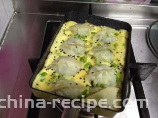 香菜抱蛋饺,最后撒香葱碎即可出锅