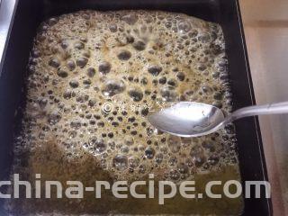 焦糖肉桂香蕉,小火， 将黄油等烧融化后，搅匀。