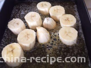 焦糖肉桂香蕉,把香蕉块放入。
