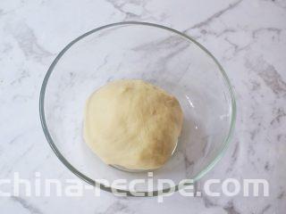 麻薯豆沙饼,取出面团揉圆放在温暖处发酵至两倍大左右